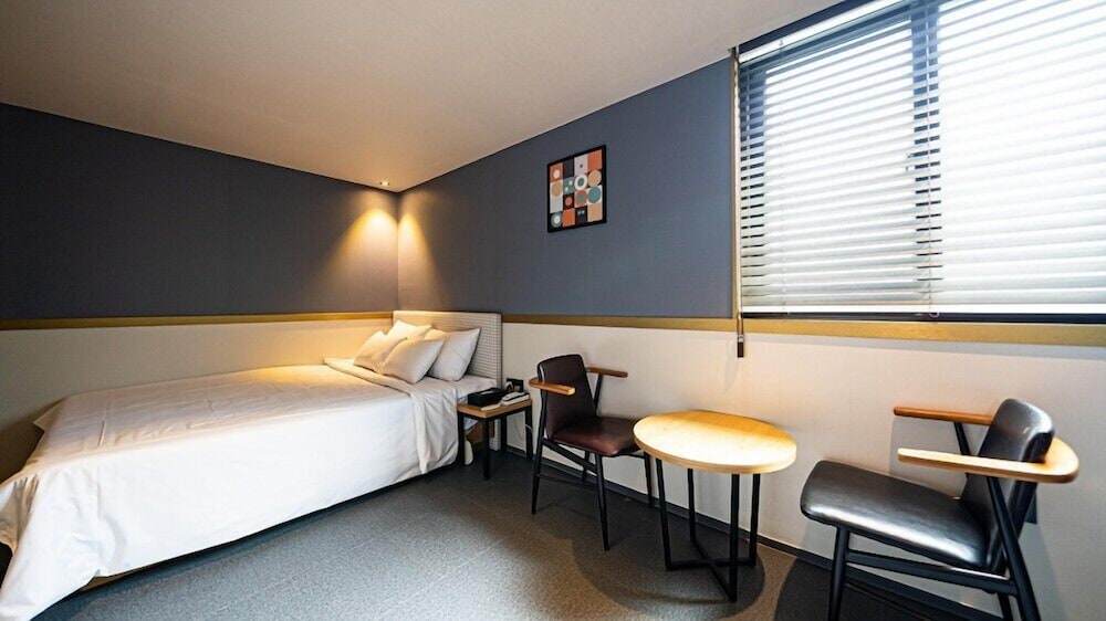 Фото Geoje Hotel Deluxe and Guest House