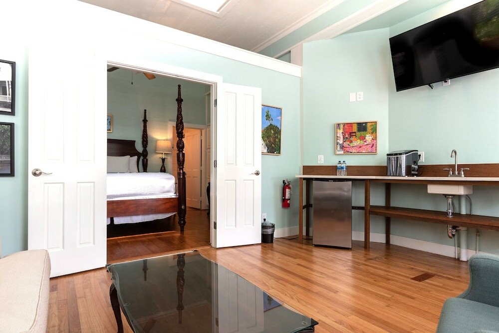 Фото The Porch on Frances Inn