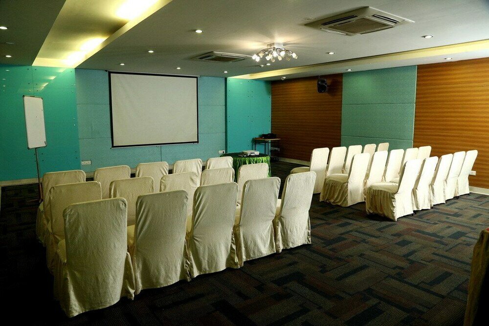 Фото Srinivas Saffron Hotel