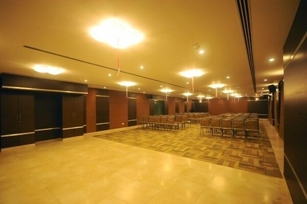 Фото Srinivas Saffron Hotel
