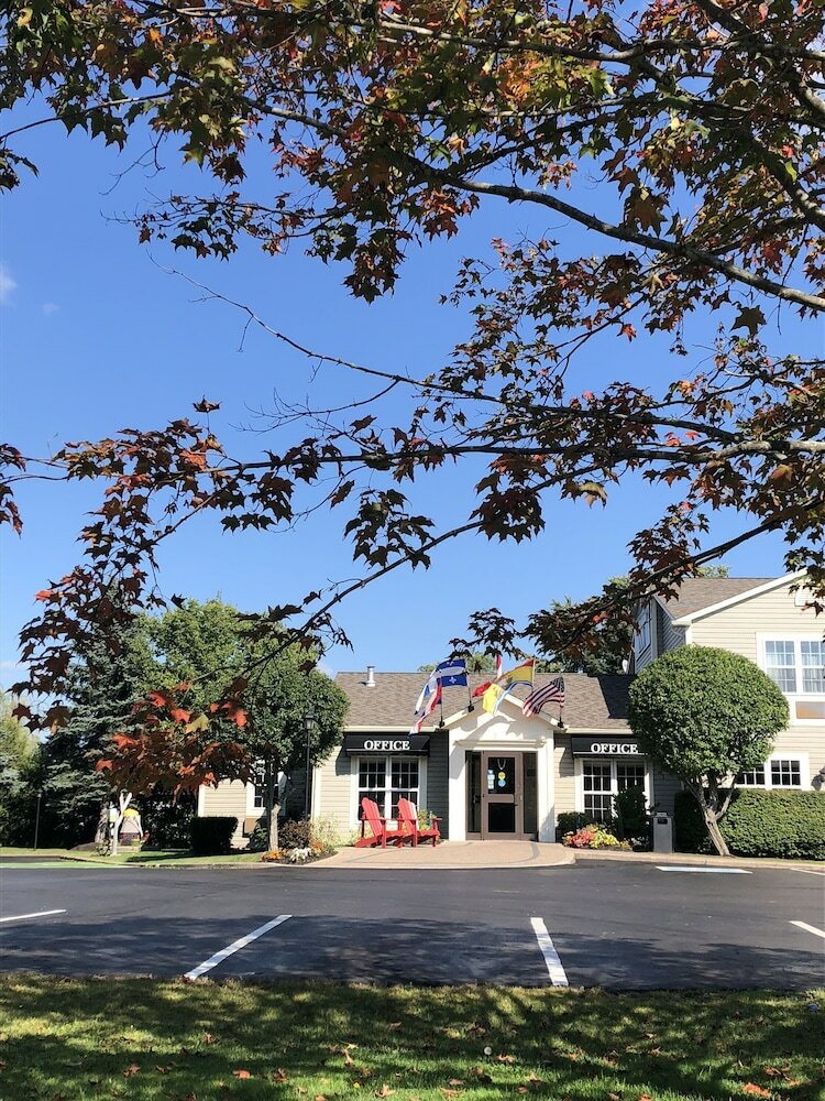 Фото Amsterdam Inn & Suites Sussex