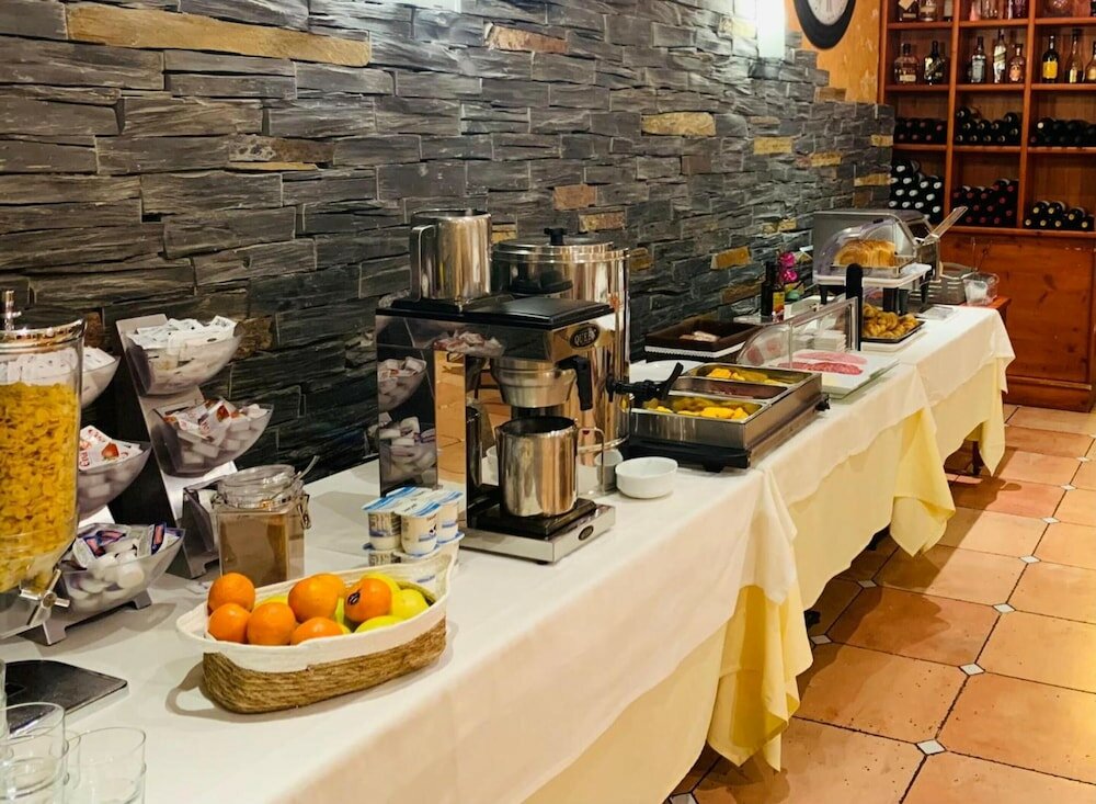 Фото Hostal Restaurante Puerta del Alcázar