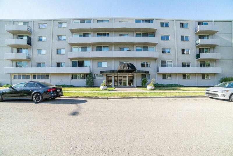 Гостиница Beautiful 2bdr Suite w Parking Patio Coffee Wifi в Калгари