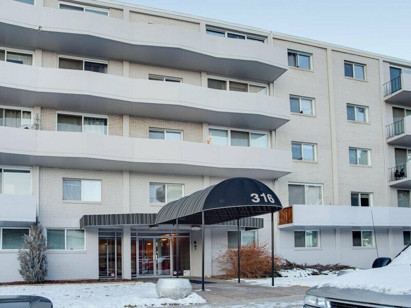 Гостиница Gorgeous 2Br Condo w Parking Patio Coffee в Калгари