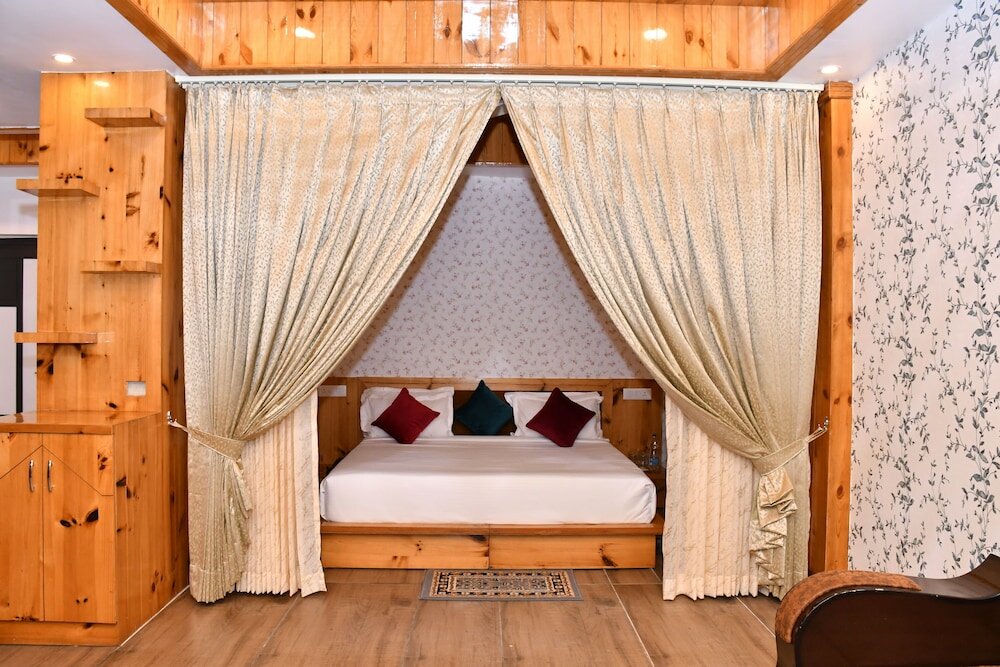 Фото Hotel The Crown