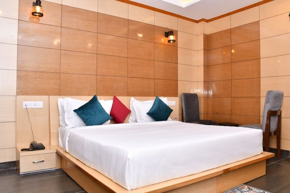 Фото Hotel The Crown