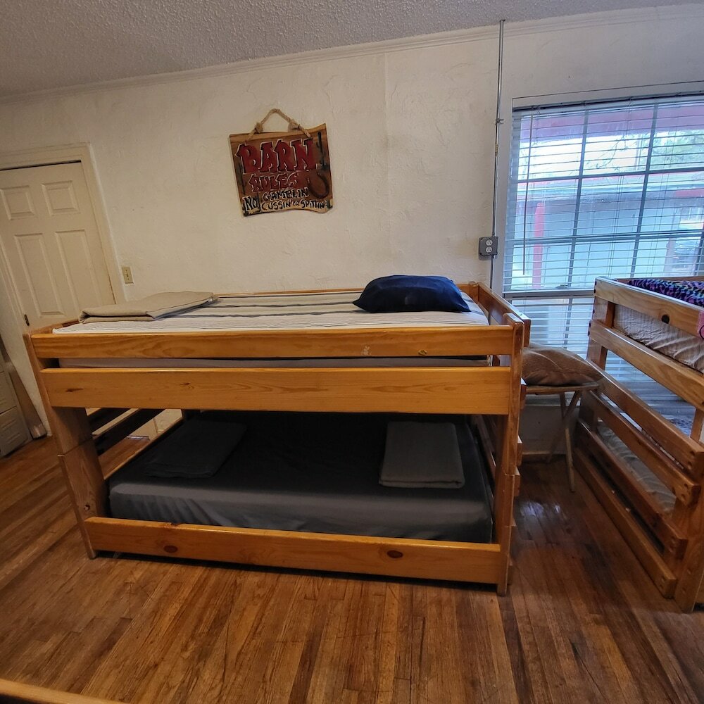 Фото Wild Wild West Backpackers Hostel