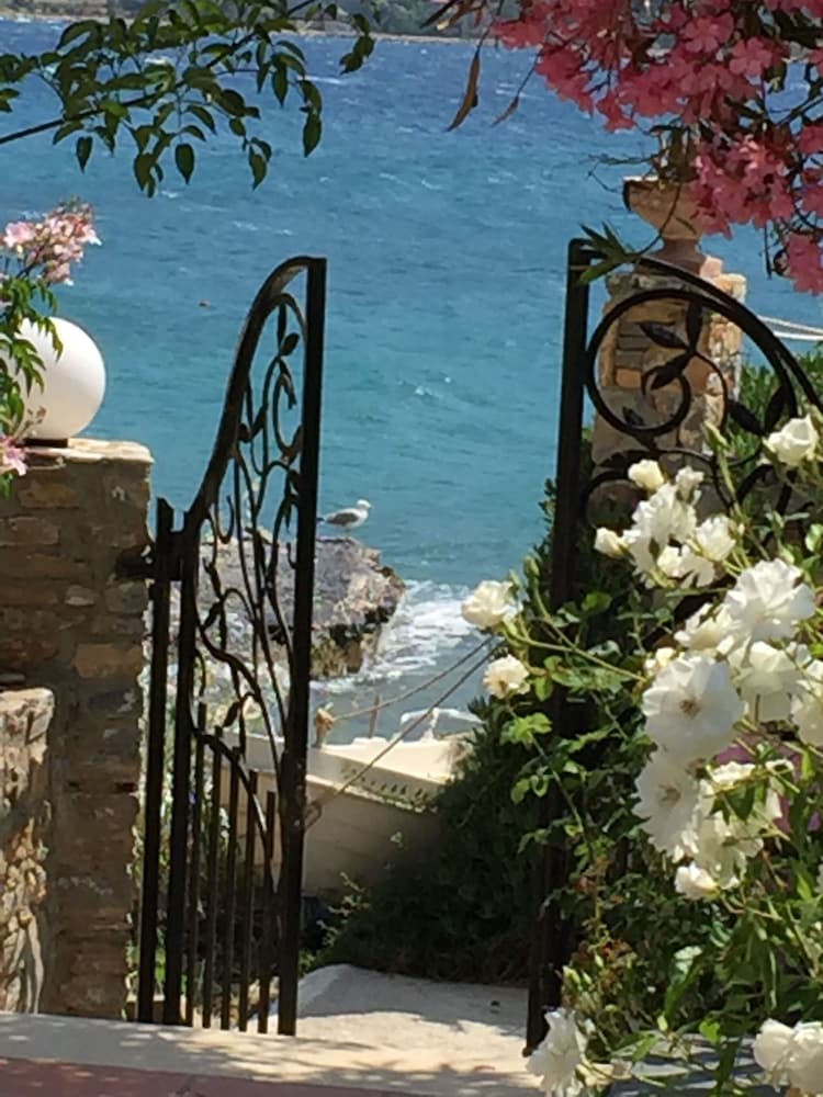 Фото Roditses Beach sea front Apartments