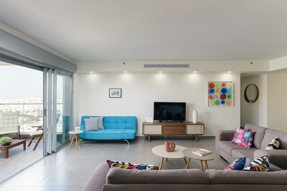 Фото Апартаменты Deluxe & Terrace with City Overview by FeelHome