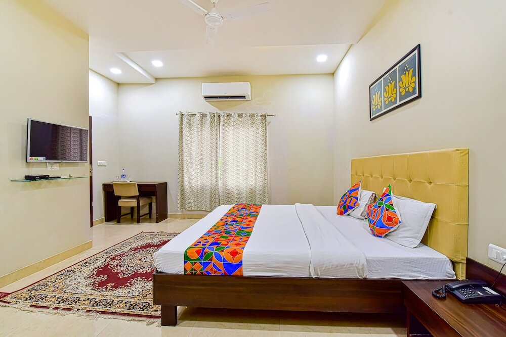 Фото Fabhotel The Castle Homestay