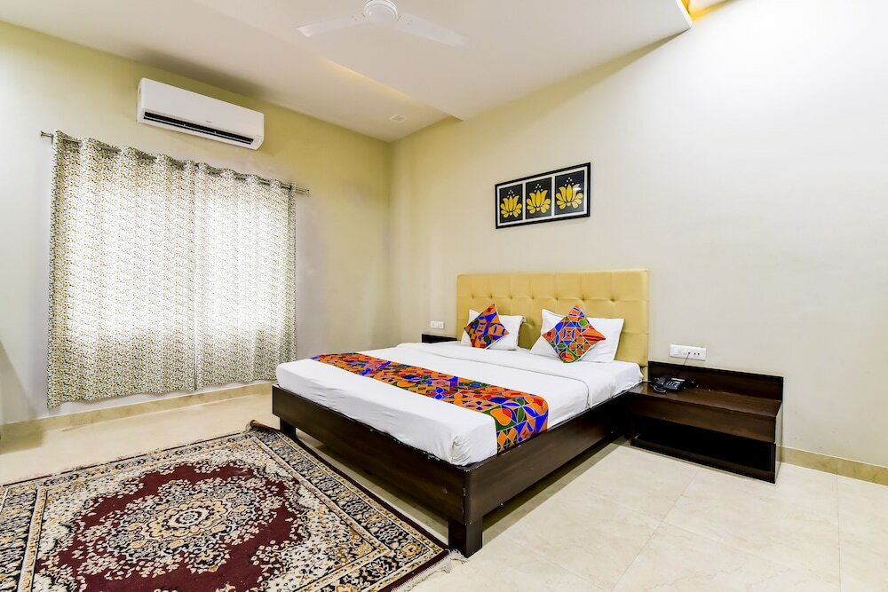 Фото Fabhotel The Castle Homestay