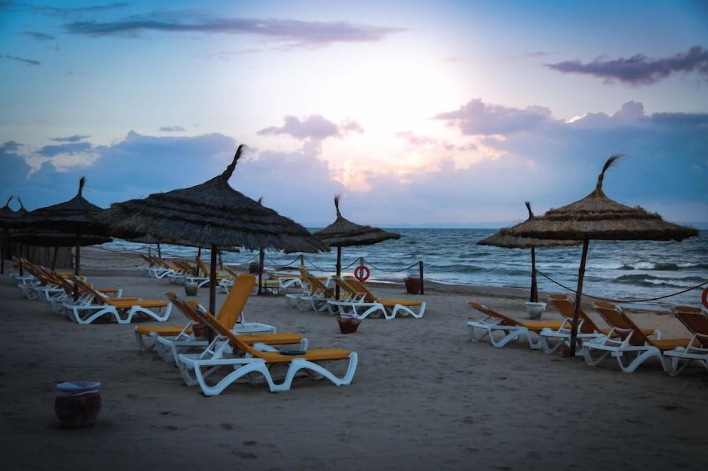 Фото Suites hotel les charmilles & SPA