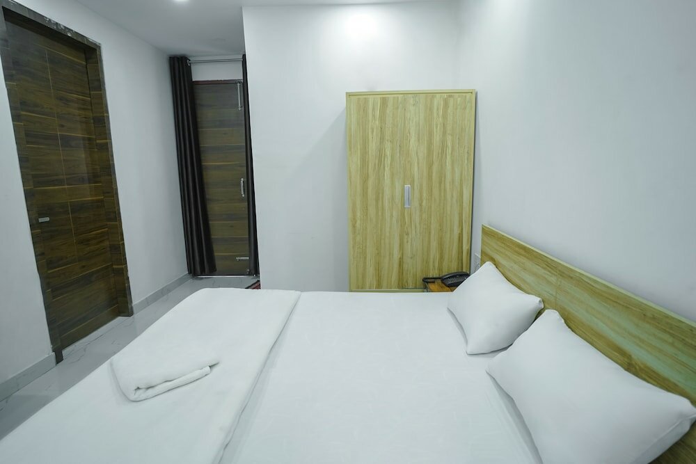 Фото Roomshala 031 Silver Crown Sector 23