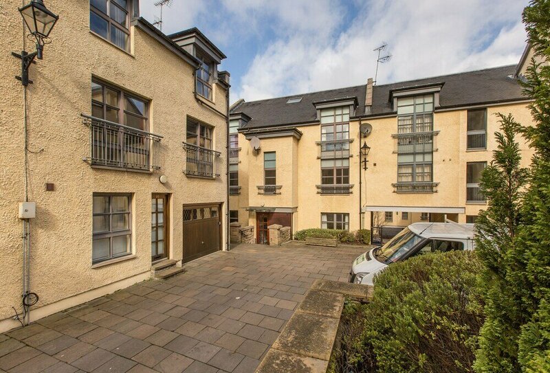 Гостиница 393 Old Tolbooth Wynd Apartment 3 в Эдинбурге