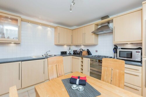 Гостиница 388 Old Tolbooth Wynd Apartment 2 в Эдинбурге