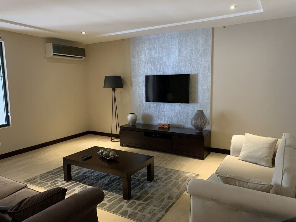 Фото Euneva Court Townhouses - Bentley Place