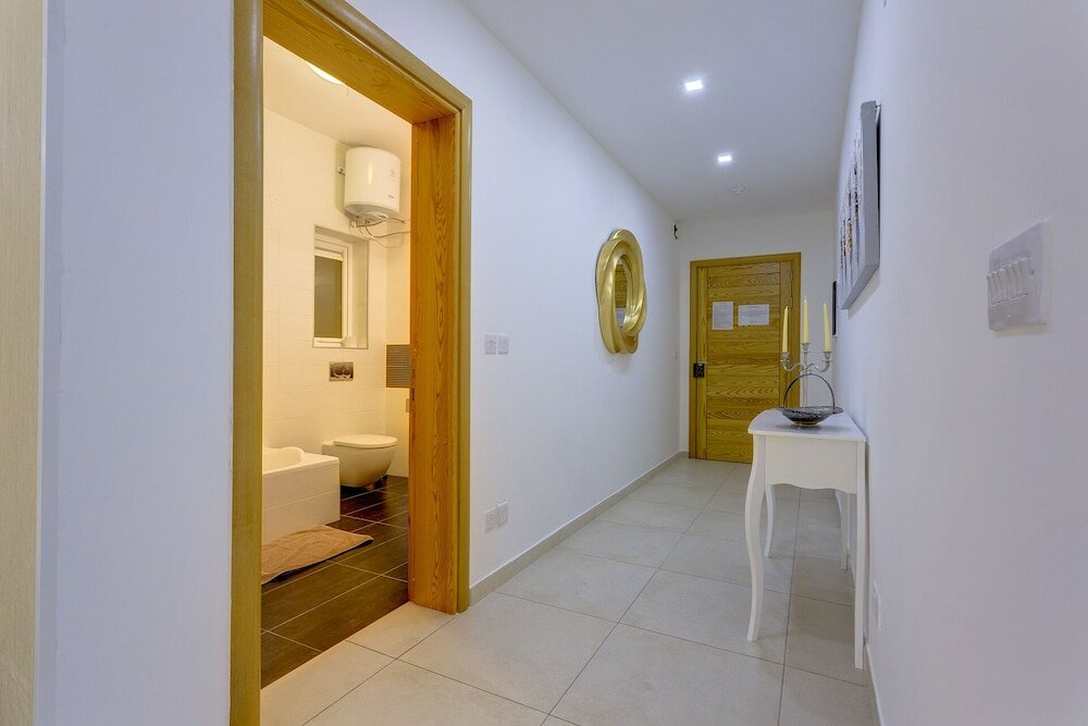 Фото Luxury Apt with Side Sea Views & Pool, Top Location