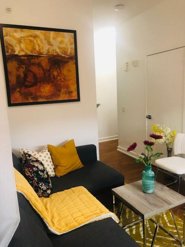 Фото Toronto Downtown Suites City View