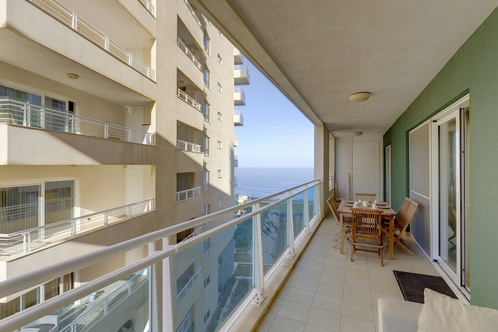 Фото Luxury Apt with Side Sea Views & Pool, Top Location