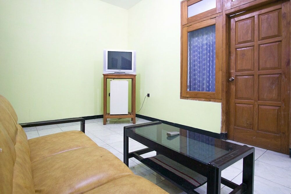 Фото RedDoorz Plus @ Jalan Raya Pasir Putih