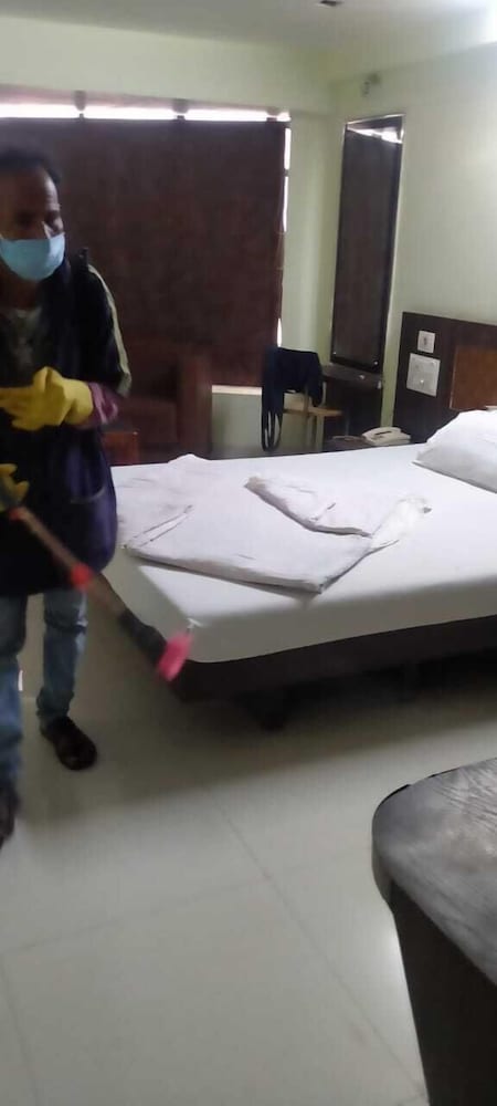 Фото Lals Plaza Hotel