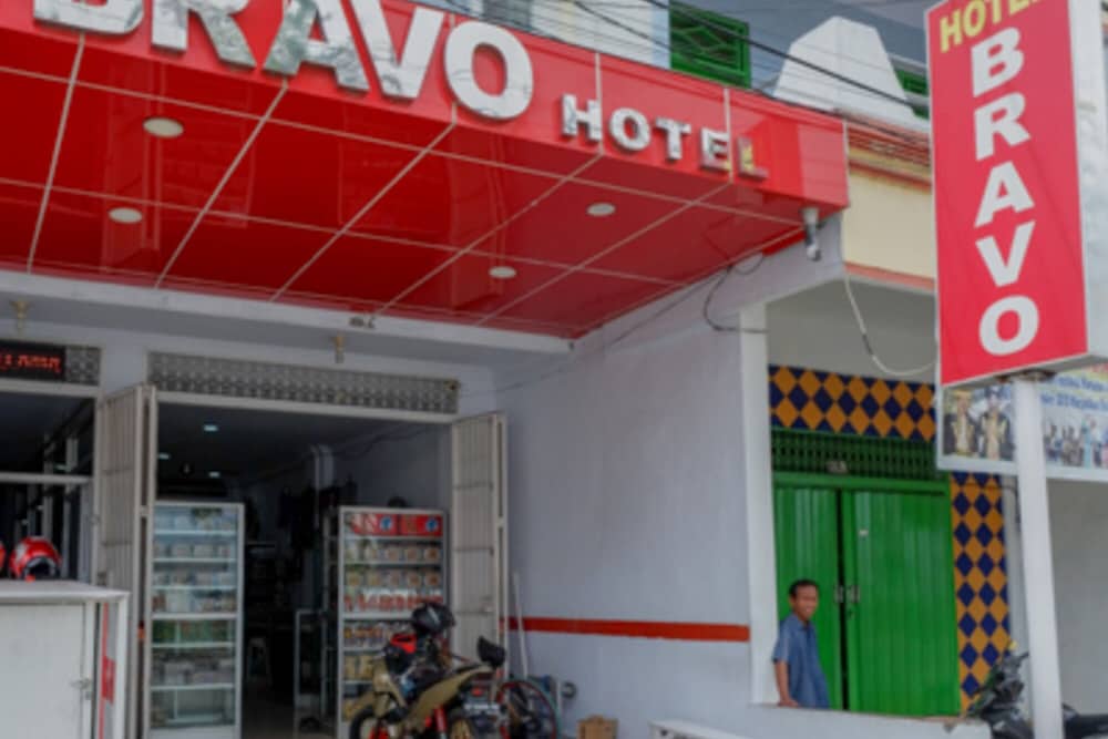 Фото RedDoorz @ Hotel Bravo Pantai Kamali Bau Bau
