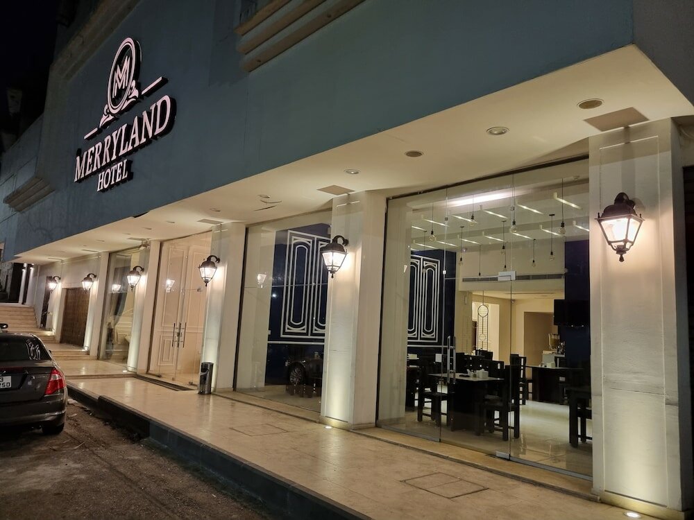 Фото New MerryLand Hotel
