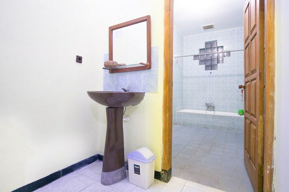 Фото RedDoorz Plus @ Jalan Raya Pasir Putih