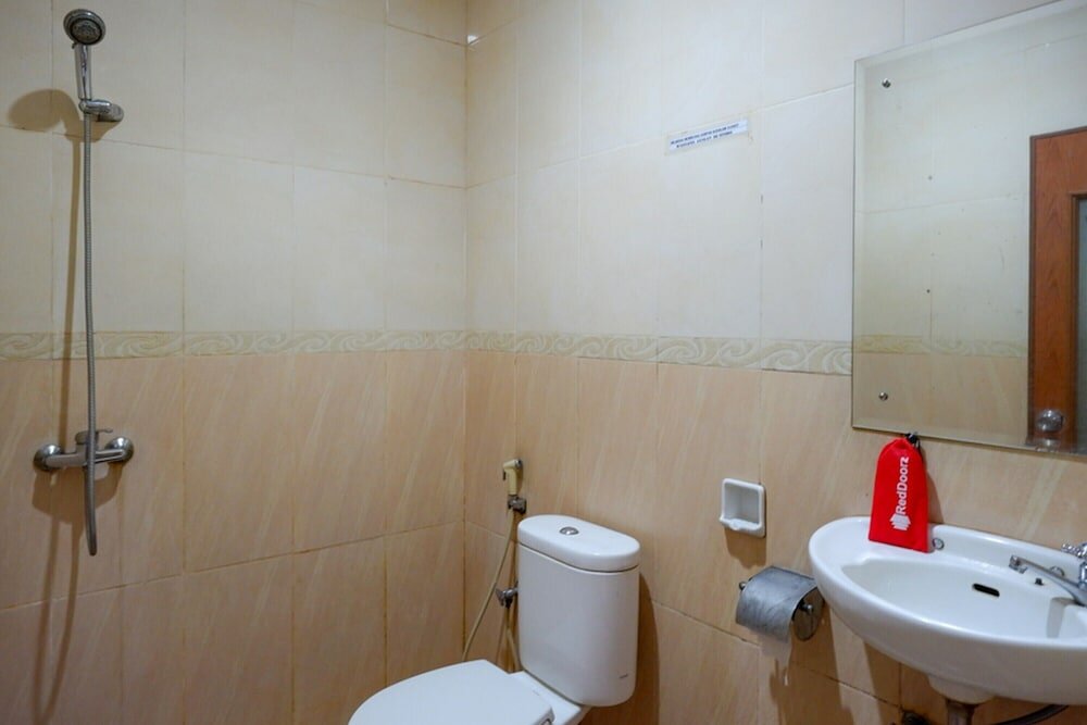 Фото RedDoorz near Monumen Habibi Ainun