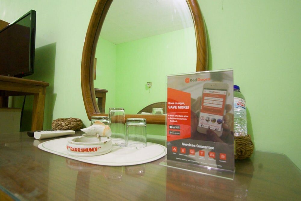 Фото RedDoorz Plus @ Jalan Raya Pasir Putih