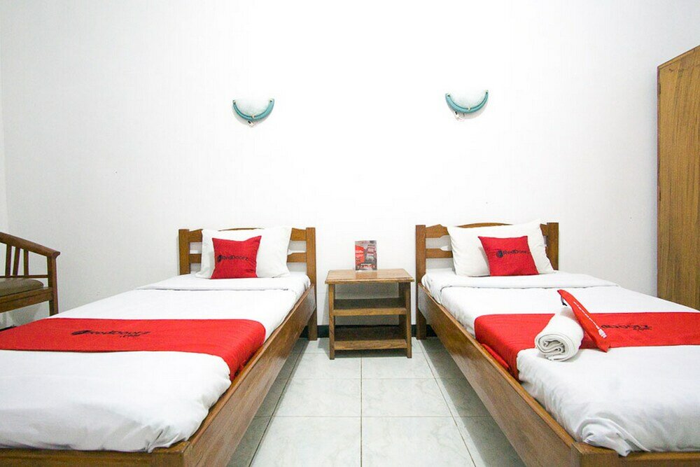 Фото RedDoorz Plus @ Jalan Raya Pasir Putih