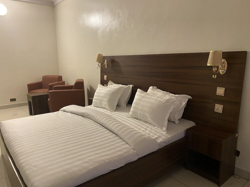 Фото Posh Hotel And Suites