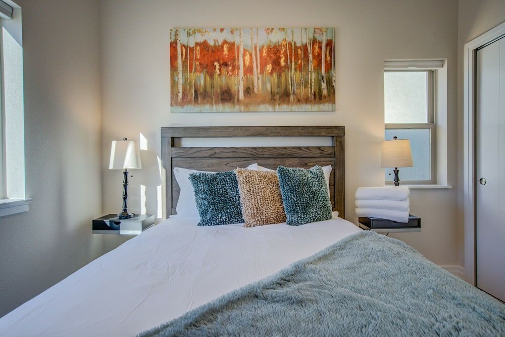 Фото Downtown Skyline Rooftop Patio Modern Townhome