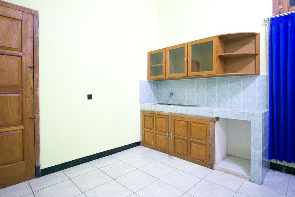 Фото RedDoorz Plus @ Jalan Raya Pasir Putih