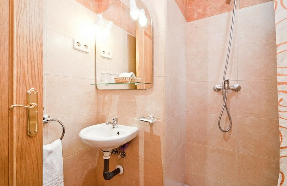 Фото Hostal Las Cortes