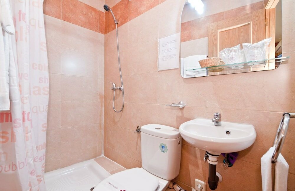 Фото Hostal Las Cortes