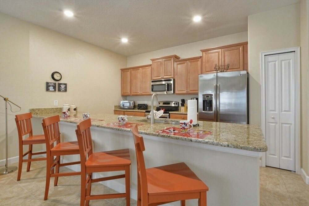 Фото Townhome W/splashpool In Storey Lake -1610st 4 Bedroom Townhouse by Redawning