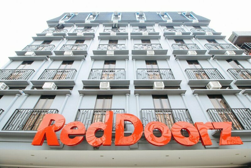 Гостиница RedDoorz Plus @ Jardin Suites Guadalupe Nuevo