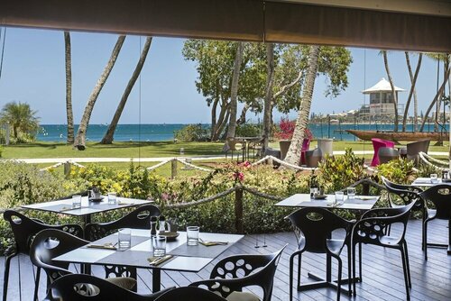 Гостиница Chateau Royal Beach Resort and SPA в Нумеа