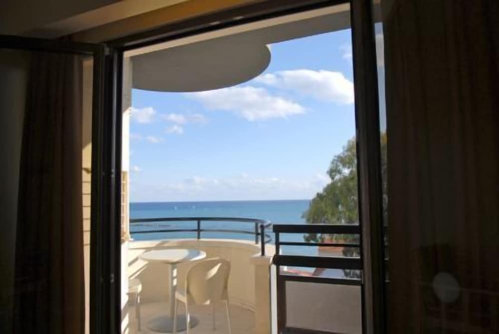 Фото Pigeon Beach Hotel Apartments