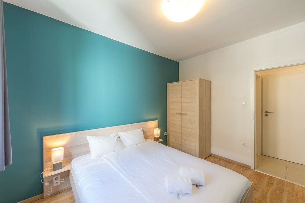 Фото Corvin Plaza Apartments and Suites