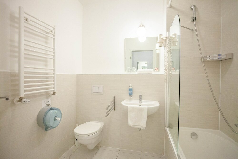 Фото Corvin Plaza Apartments and Suites