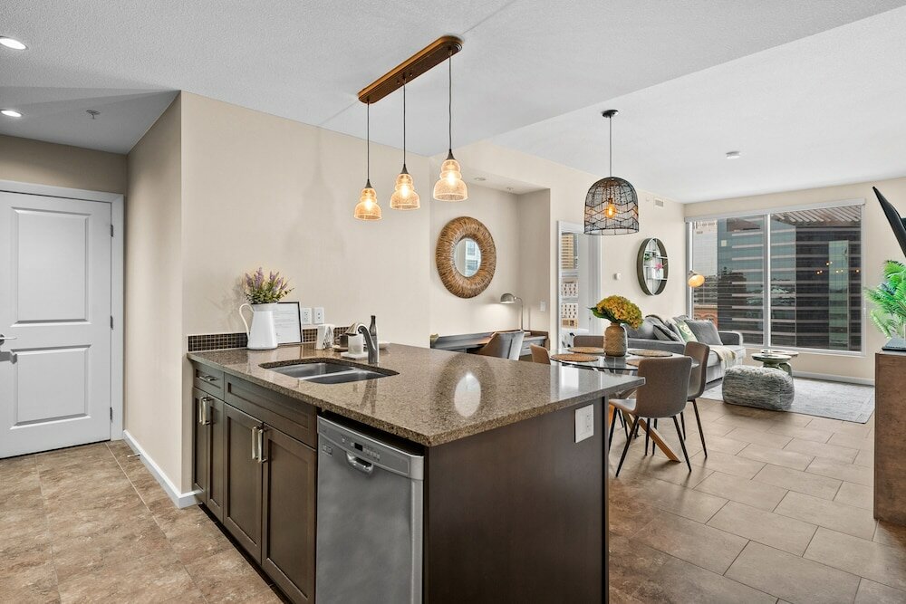 Фото Globalstay. Downtown Calgary Apartments. Free parking