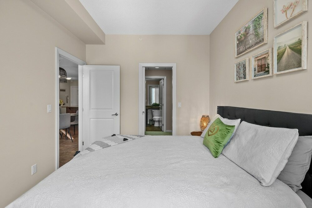 Фото Globalstay. Downtown Calgary Apartments. Free parking