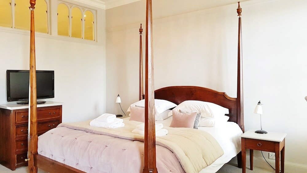 Фото Grand Edinburgh Castlehill Apartment