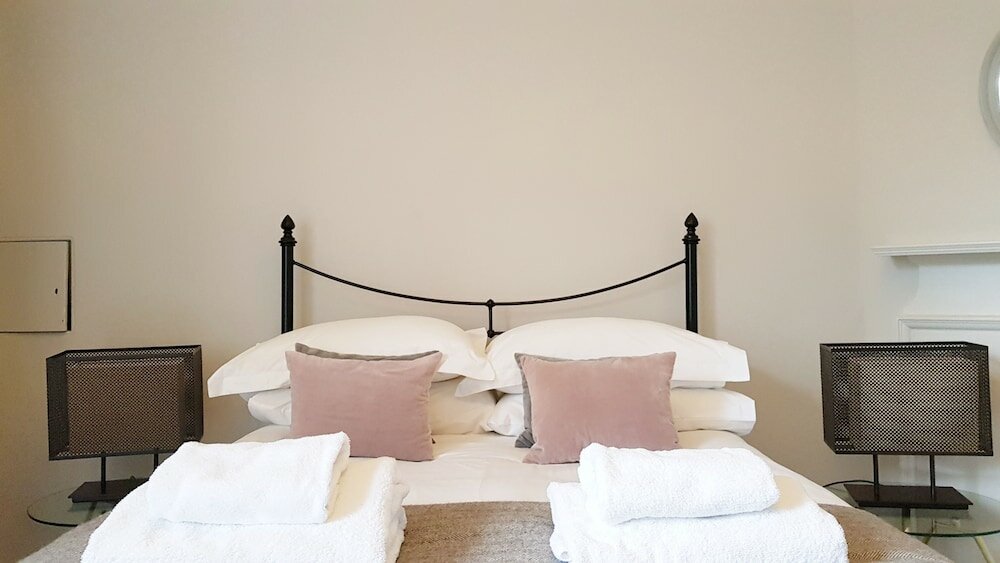 Фото Grand Edinburgh Castlehill Apartment