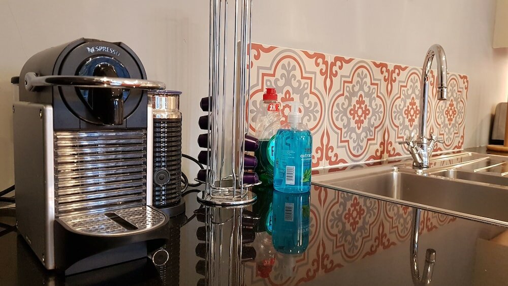 Фото Authentic Central 3-Bedroom Apartment