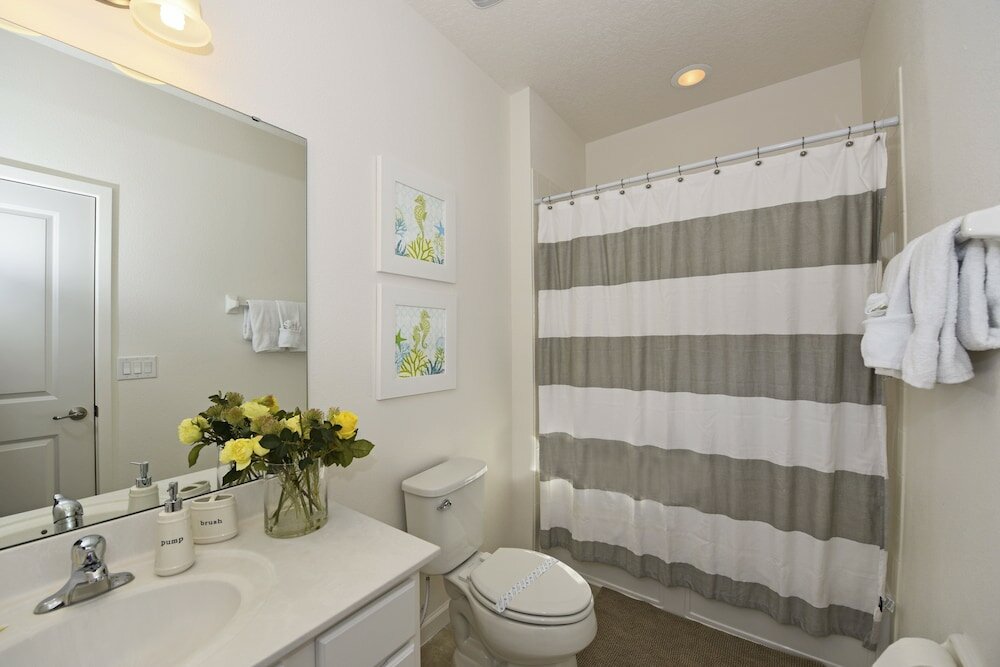 Фото 87631 Games Room+2-masters+hottub+water View!