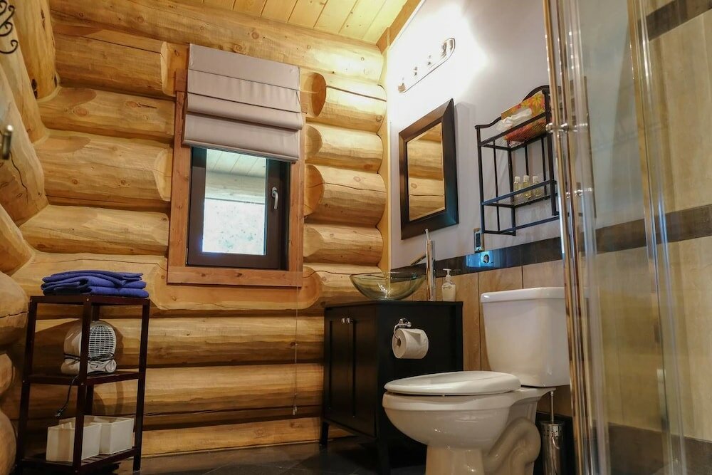 Фото Beautiful Log Chalet Near Fernie, Bc