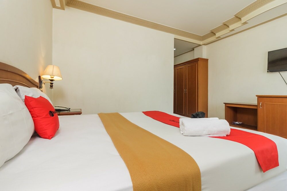 Фото RedDoorz Plus near Taman Siring